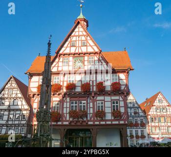 Bad Urach, Deutschland - 1. Oktober 2023: Historische Fachwerkfassade des Rathauses Stockfoto