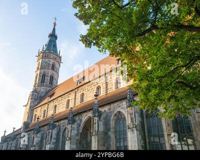 Bad Urach, Deutschland - 1. Oktober 2023: Historische Kirche im Stadtzentrum Stockfoto