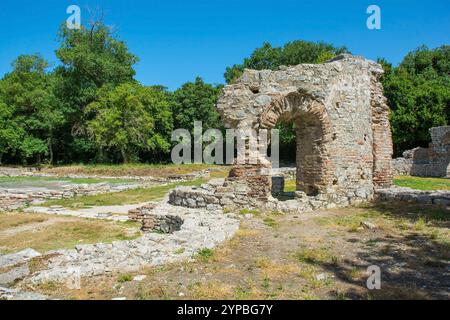 Die Überreste des Triconch-Palastes aus dem 5. Jahrhundert im Archaeological Park Butrint, im Butrint-Nationalpark, Albanien. Ein UNESCO-Weltkulturerbe Stockfoto