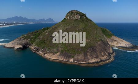 Luftbild von Pedra do Pontal, in der Recreio dos Bandeirantes Nachbarschaft befindet sich im westlichen Teil der Stadt Rio de Janeiro, Brasilien. Stockfoto