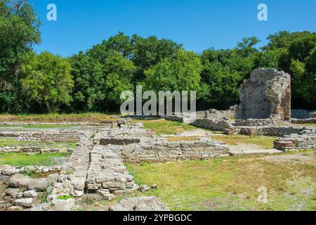 Die Überreste des Triconch-Palastes aus dem 5. Jahrhundert im Archaeological Park Butrint, im Butrint-Nationalpark, Albanien. Ein UNESCO-Weltkulturerbe Stockfoto