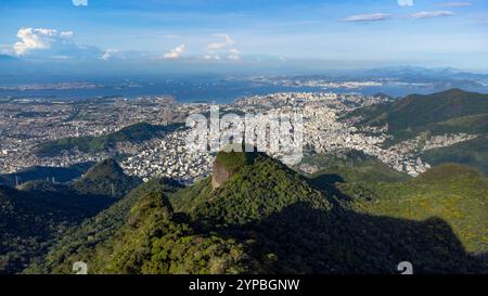 Aus der Vogelperspektive des Pico da Tijuca, im Nationalpark Tijuca in der Stadt Rio de Janeiro. Stockfoto