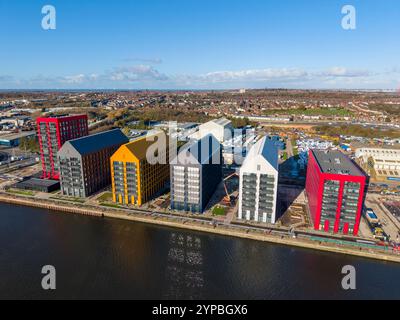 Luftaufnahme der Millers Quay Apartments am Ufer in Birkenhead Docks, Wirral Waters, Merseyside, England Stockfoto