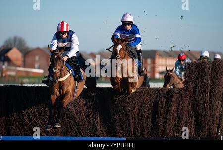 Newbury, Großbritannien. Freitag, 29. November 2024. Der Jukebox-Mann und Ben Jones gewinnen den Coral John Francome (früher bekannt als The Berkshire) Novizen Chase für den Trainer Ben Pauling und den Besitzer Harry Redknapp. Credit JTW equine Images / Alamy Live News Stockfoto