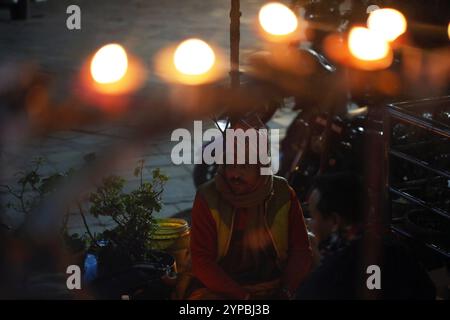 29. November 2024: Ein Priester führt während des Bala Chaturdashi Festivals in Kathmandu, Nepal, am 29. November 2024 religiöse Rituale für Deovten durch. Das Bala Chaturdashi Festival ist zu Ehren der verstorbenen Familienmitglieder, wo die Gläubigen sieben verschiedene Arten von Samen streuen. Die Gläubigen verbrachten eine ganze Nacht wach und zündeten Öllampen im Namen der Erinnerung an den Verstorbenen an, vor einem Tag. (Kreditbild: © Sunil Sharma/ZUMA Press Wire) NUR REDAKTIONELLE VERWENDUNG! Nicht für kommerzielle ZWECKE! Stockfoto