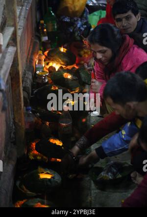 29. November 2024: Menschen führen religiöse Rituale während des Bala Chaturdashi Festivals zum Gedenken an verstorbene Geliebte am 29. November 2024 in Kathmandu, Nepal, durch. Das Bala Chaturdashi Festival ist zu Ehren der verstorbenen Familienmitglieder, wo die Gläubigen sieben verschiedene Arten von Samen streuen. Die Gläubigen verbrachten eine ganze Nacht wach und zündeten Öllampen im Namen der Erinnerung an den Verstorbenen an, vor einem Tag. (Kreditbild: © Sunil Sharma/ZUMA Press Wire) NUR REDAKTIONELLE VERWENDUNG! Nicht für kommerzielle ZWECKE! Stockfoto