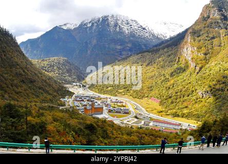 Peking, Chinas autonome Region Xizang. Oktober 2023. Touristen genießen die lokale Landschaft in der Yumai Township in Shannan City, Südwestchinas Autonomous Region Xizang, 25. Oktober 2023. Quelle: Zhang Rufeng/Xinhua/Alamy Live News Stockfoto