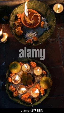 29. November 2024: Menschen führen religiöse Rituale während des Bala Chaturdashi Festivals zum Gedenken an verstorbene Geliebte am 29. November 2024 in Kathmandu, Nepal, durch. Das Bala Chaturdashi Festival ist zu Ehren der verstorbenen Familienmitglieder, wo die Gläubigen sieben verschiedene Arten von Samen streuen. Die Gläubigen verbrachten eine ganze Nacht wach und zündeten Öllampen im Namen der Erinnerung an den Verstorbenen an, vor einem Tag. (Kreditbild: © Sunil Sharma/ZUMA Press Wire) NUR REDAKTIONELLE VERWENDUNG! Nicht für kommerzielle ZWECKE! Stockfoto