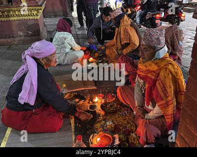 29. November 2024: Menschen führen religiöse Rituale während des Bala Chaturdashi Festivals zum Gedenken an verstorbene Geliebte am 29. November 2024 in Kathmandu, Nepal, durch. Das Bala Chaturdashi Festival ist zu Ehren der verstorbenen Familienmitglieder, wo die Gläubigen sieben verschiedene Arten von Samen streuen. Die Gläubigen verbrachten eine ganze Nacht wach und zündeten Öllampen im Namen der Erinnerung an den Verstorbenen an, vor einem Tag. (Kreditbild: © Sunil Sharma/ZUMA Press Wire) NUR REDAKTIONELLE VERWENDUNG! Nicht für kommerzielle ZWECKE! Stockfoto