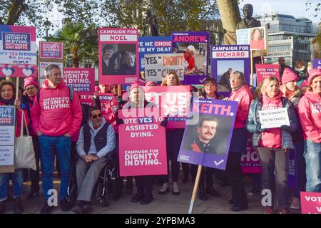 London, Großbritannien. November 2024. Während einer Demonstration am Parliament Square halten Demonstranten Plakate zur Unterstützung des „Assisted Dying Bill“ bei, während Parlamentsabgeordnete über das historische Gesetz zur Legalisierung von „Assisted Dying Bill“ debattieren und abstimmen. Quelle: SOPA Images Limited/Alamy Live News Stockfoto