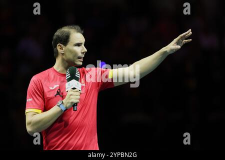 Rafael Nadal (ESP) spricht während einer Tribute-Zeremonie, als er sich während des Davis Cup Finals 2024 im Palacio de vom Profi-Tennis zurückzieht Stockfoto