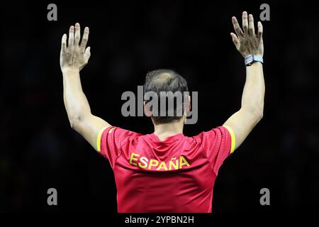 Rafael Nadal (ESP) winkt während einer Tribute-Zeremonie, als er sich während des Davis Cup Finals 2024 im Palacio d vom Profisport zurückzieht Stockfoto