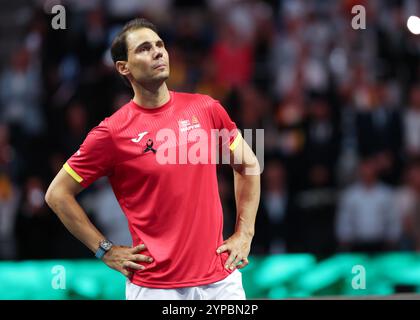 Rafael Nadal (ESP) sieht sich während einer Tribute-Zeremonie ein Video seiner Karriere an, während er sich während des Davis Cup 2024 vom Profisport zurückzieht Stockfoto