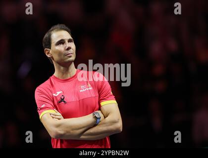 Rafael Nadal (ESP) sieht sich während einer Tribute-Zeremonie ein Video seiner Karriere an, während er sich während des Davis Cup 2024 vom Profisport zurückzieht Stockfoto