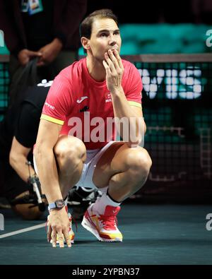 Rafael Nadal (ESP) sieht sich während einer Tribute-Zeremonie ein Video seiner Karriere an, während er sich während des Davis Cup 2024 vom Profisport zurückzieht Stockfoto