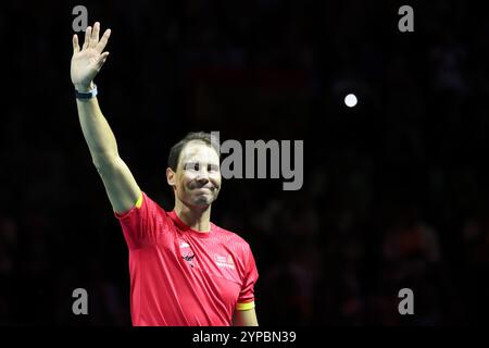 Rafael Nadal (ESP) winkt während einer Tribute-Zeremonie, als er sich während des Davis Cup Finals 2024 im Palacio d vom Profisport zurückzieht Stockfoto