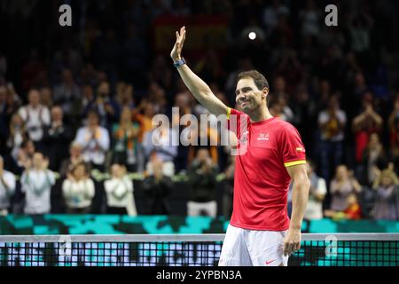 Rafael Nadal (ESP) winkt während einer Tribute-Zeremonie, als er sich während des Davis Cup Finals 2024 im Palacio d vom Profisport zurückzieht Stockfoto