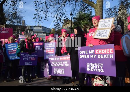 London, Großbritannien. November 2024. Während einer Demonstration am Parliament Square halten Demonstranten Plakate zur Unterstützung des „Assisted Dying Bill“ bei, während Parlamentsabgeordnete über das historische Gesetz zur Legalisierung von „Assisted Dying Bill“ debattieren und abstimmen. (Foto: Vuk Valcic/SOPA Images/SIPA USA) Credit: SIPA USA/Alamy Live News Stockfoto