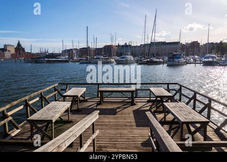 Wunderschöne Segelboote ankern am sonnigen Sommertag in Helsinki, Finnland. Stockfoto