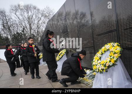 (241129) -- SHENYANG, 29. November 2024 (Xinhua) -- Studenten stellen sich an, um Blumen an der Gedenkwand der chinesischen Volunteers (CPV)-Märtyrer auf dem CPV-Märtyrerfriedhof in Shenyang, nordöstlicher chinesischer Provinz Liaoning, am 29. November 2024 zu präsentieren. Die Überreste von 43 chinesischen Volunteers (CPV)-Soldaten, die während des Krieges ihr Leben verloren, um sich der US-Aggression zu widersetzen und Korea (1950–1953) zu helfen, wurden am Freitag in Shenyang, der Hauptstadt der nordöstlichen chinesischen Provinz Liaoning, zur Ruhe gebracht. Seit 2014 China und die Republik Korea (ROK) im Einklang mit dem Völkerrecht und den humanitären Grundsätzen Stockfoto