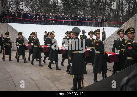 (241129) -- SHENYANG, 29. November 2024 (Xinhua) -- die Ehrengarde begleiten die Schatullen der gefallenen chinesischen Volunteers (CPV) während einer Begräbniszeremonie auf dem CPV-Märtyrerfriedhof in Shenyang, nordöstlich Chinas Provinz Liaoning, 29. November 2024. Die Überreste von 43 chinesischen Volunteers (CPV)-Soldaten, die während des Krieges ihr Leben verloren, um sich der US-Aggression zu widersetzen und Korea (1950–1953) zu helfen, wurden am Freitag in Shenyang, der Hauptstadt der nordöstlichen chinesischen Provinz Liaoning, zur Ruhe gebracht. Seit 2014, China und die Republik Korea (ROK), in Übereinstimmung mit den internationalen Gesetzen und humanitären Helfern Stockfoto