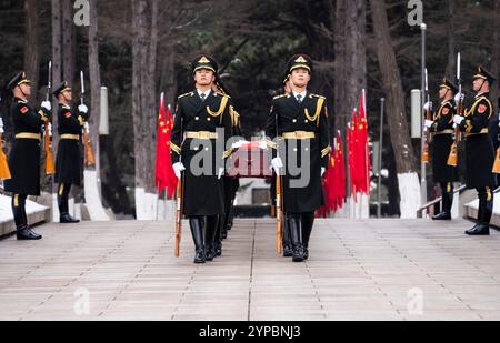 (241129) -- SHENYANG, 29. November 2024 (Xinhua) -- die Ehrengarde, die die Schatullen der gefallenen chinesischen Volunteers (CPV) tragen, betreten den Friedhof während einer Begräbniszeremonie auf dem CPV-Märtyrerfriedhof in Shenyang, nordöstlich Chinas Provinz Liaoning, 29. November 2024. Die Überreste von 43 chinesischen Volunteers (CPV)-Soldaten, die während des Krieges ihr Leben verloren, um sich der US-Aggression zu widersetzen und Korea (1950–1953) zu helfen, wurden am Freitag in Shenyang, der Hauptstadt der nordöstlichen chinesischen Provinz Liaoning, zur Ruhe gebracht. Seit 2014, China und die Republik Korea (ROK) gemäß der Internierung Stockfoto