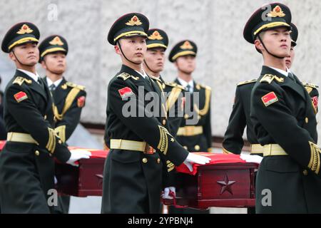 (241129) -- SHENYANG, 29. November 2024 (Xinhua) -- die Ehrengarde begleiten die Schatullen der gefallenen chinesischen Volunteers (CPV) während einer Begräbniszeremonie auf dem CPV-Märtyrerfriedhof in Shenyang, nordöstlich Chinas Provinz Liaoning, 29. November 2024. Die Überreste von 43 chinesischen Volunteers (CPV)-Soldaten, die während des Krieges ihr Leben verloren, um sich der US-Aggression zu widersetzen und Korea (1950–1953) zu helfen, wurden am Freitag in Shenyang, der Hauptstadt der nordöstlichen chinesischen Provinz Liaoning, zur Ruhe gebracht. Seit 2014, China und die Republik Korea (ROK), in Übereinstimmung mit den internationalen Gesetzen und humanitären Helfern Stockfoto