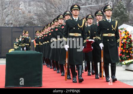 (241129) -- SHENYANG, 29. November 2024 (Xinhua) -- die Ehrengarde begleiten die Schatullen der gefallenen chinesischen Volunteers (CPV) während einer Begräbniszeremonie auf dem CPV-Märtyrerfriedhof in Shenyang, nordöstlich Chinas Provinz Liaoning, 29. November 2024. Die Überreste von 43 chinesischen Volunteers (CPV)-Soldaten, die während des Krieges ihr Leben verloren, um sich der US-Aggression zu widersetzen und Korea (1950–1953) zu helfen, wurden am Freitag in Shenyang, der Hauptstadt der nordöstlichen chinesischen Provinz Liaoning, zur Ruhe gebracht. Seit 2014, China und die Republik Korea (ROK), in Übereinstimmung mit den internationalen Gesetzen und humanitären Helfern Stockfoto