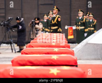 (241129) -- SHENYANG, 29. November 2024 (Xinhua) -- dieses Foto vom 29. November 2024 zeigt die Schatullen der gefallenen chinesischen Volunteers (CPV) während einer Begräbniszeremonie auf dem CPV-Märtyrerfriedhof in Shenyang, nordöstlicher chinesischer Provinz Liaoning. Die Überreste von 43 chinesischen Volunteers (CPV)-Soldaten, die während des Krieges ihr Leben verloren, um sich der US-Aggression zu widersetzen und Korea (1950–1953) zu helfen, wurden am Freitag in Shenyang, der Hauptstadt der nordöstlichen chinesischen Provinz Liaoning, zur Ruhe gebracht. Seit 2014 sind China und die Republik Korea (ROK) im Einklang mit internationalen Gesetzen und Humanit Stockfoto