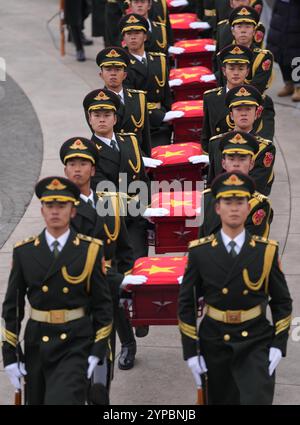 (241129) -- SHENYANG, 29. November 2024 (Xinhua) -- die Ehrengarde begleiten die Schatullen der gefallenen chinesischen Volunteers (CPV) während einer Begräbniszeremonie auf dem CPV-Märtyrerfriedhof in Shenyang, nordöstlich Chinas Provinz Liaoning, 29. November 2024. Die Überreste von 43 chinesischen Volunteers (CPV)-Soldaten, die während des Krieges ihr Leben verloren, um sich der US-Aggression zu widersetzen und Korea (1950–1953) zu helfen, wurden am Freitag in Shenyang, der Hauptstadt der nordöstlichen chinesischen Provinz Liaoning, zur Ruhe gebracht. Seit 2014, China und die Republik Korea (ROK), in Übereinstimmung mit den internationalen Gesetzen und humanitären Helfern Stockfoto