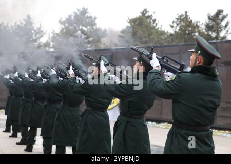 (241129) -- SHENYANG, 29. November 2024 (Xinhua) -- Soldaten feuern während einer Begräbniszeremonie auf dem CPV-Märtyrerfriedhof in Shenyang, nordöstlicher chinesischer Provinz Liaoning, 29. November 2024 einen Schusssalut für die Überreste der gefallenen chinesischen Volunteers (CPV) ab. Die Überreste von 43 chinesischen Volunteers (CPV)-Soldaten, die während des Krieges ihr Leben verloren, um sich der US-Aggression zu widersetzen und Korea (1950–1953) zu helfen, wurden am Freitag in Shenyang, der Hauptstadt der nordöstlichen chinesischen Provinz Liaoning, zur Ruhe gebracht. Seit 2014 sind China und die Republik Korea (ROK) in Übereinstimmung mit den internationalen Gesetzen und h Stockfoto