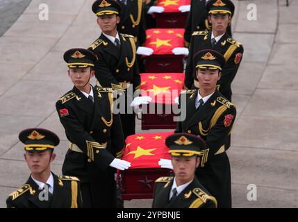 (241129) -- SHENYANG, 29. November 2024 (Xinhua) -- die Ehrengarde begleiten die Schatullen der gefallenen chinesischen Volunteers (CPV) während einer Begräbniszeremonie auf dem CPV-Märtyrerfriedhof in Shenyang, nordöstlich Chinas Provinz Liaoning, 29. November 2024. Die Überreste von 43 chinesischen Volunteers (CPV)-Soldaten, die während des Krieges ihr Leben verloren, um sich der US-Aggression zu widersetzen und Korea (1950–1953) zu helfen, wurden am Freitag in Shenyang, der Hauptstadt der nordöstlichen chinesischen Provinz Liaoning, zur Ruhe gebracht. Seit 2014, China und die Republik Korea (ROK), in Übereinstimmung mit den internationalen Gesetzen und humanitären Helfern Stockfoto