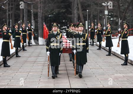 (241129) -- SHENYANG, 29. November 2024 (Xinhua) -- die Ehrengarde, die die Schatullen der gefallenen chinesischen Volunteers (CPV) tragen, betreten den Friedhof während einer Begräbniszeremonie auf dem CPV-Märtyrerfriedhof in Shenyang, nordöstlich Chinas Provinz Liaoning, 29. November 2024. Die Überreste von 43 chinesischen Volunteers (CPV)-Soldaten, die während des Krieges ihr Leben verloren, um sich der US-Aggression zu widersetzen und Korea (1950–1953) zu helfen, wurden am Freitag in Shenyang, der Hauptstadt der nordöstlichen chinesischen Provinz Liaoning, zur Ruhe gebracht. Seit 2014, China und die Republik Korea (ROK) gemäß der Internierung Stockfoto