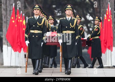 (241129) -- SHENYANG, 29. November 2024 (Xinhua) -- die Ehrengarde, die die Schatullen der gefallenen chinesischen Volunteers (CPV) tragen, betreten den Friedhof während einer Begräbniszeremonie auf dem CPV-Märtyrerfriedhof in Shenyang, nordöstlich Chinas Provinz Liaoning, 29. November 2024. Die Überreste von 43 chinesischen Volunteers (CPV)-Soldaten, die während des Krieges ihr Leben verloren, um sich der US-Aggression zu widersetzen und Korea (1950–1953) zu helfen, wurden am Freitag in Shenyang, der Hauptstadt der nordöstlichen chinesischen Provinz Liaoning, zur Ruhe gebracht. Seit 2014, China und die Republik Korea (ROK) gemäß der Internierung Stockfoto