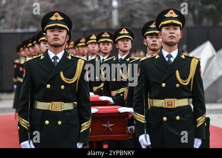 (241129) -- SHENYANG, 29. November 2024 (Xinhua) -- die Ehrengarde begleiten die Schatullen der gefallenen chinesischen Volunteers (CPV) während einer Begräbniszeremonie auf dem CPV-Märtyrerfriedhof in Shenyang, nordöstlich Chinas Provinz Liaoning, 29. November 2024. Die Überreste von 43 chinesischen Volunteers (CPV)-Soldaten, die während des Krieges ihr Leben verloren, um sich der US-Aggression zu widersetzen und Korea (1950–1953) zu helfen, wurden am Freitag in Shenyang, der Hauptstadt der nordöstlichen chinesischen Provinz Liaoning, zur Ruhe gebracht. Seit 2014, China und die Republik Korea (ROK), in Übereinstimmung mit den internationalen Gesetzen und humanitären Helfern Stockfoto