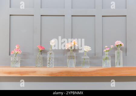 Einfache Blumenarrangements in Glasvasen für elegante Einrichtung am Hochzeitstag Stockfoto