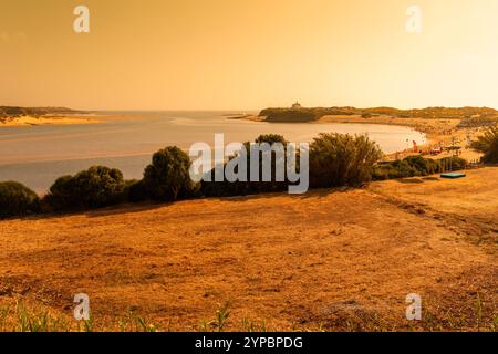 Portugal, Region Alentejo, Vila Nova de Milfontes, Blick über den Fluss Mira bei Dämmerung von der Altstadt Stockfoto