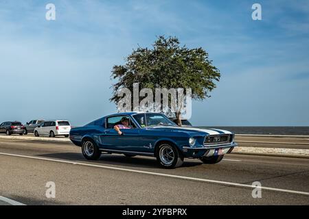 Gulfport, MS - 04. Oktober 2023: Weitwinkelansicht eines Ford Mustang Fastback Coupés aus dem Jahr 1968 auf einer lokalen Autoshow. Stockfoto