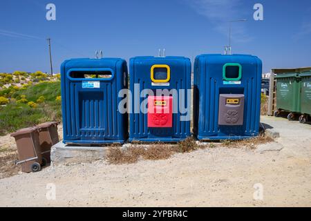 Portugal, Region Alentejo, Vila Nova de Milfontes, Reihe von Recyclingbehältern in der Nähe der Avenue Marginal und Praia de Vila Nova Milfontes Stockfoto