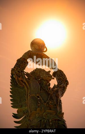 Portugal, Region Alentejo, Vila Nova de Milfontes, die Estátua Arcanjo (Erzengel-Statue) bei Sonnenuntergang Stockfoto