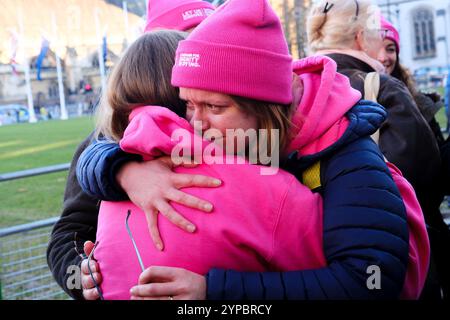 Houses of Parliament, Westminster, London, Großbritannien. November 2024. Die Reaktion auf das Gesetz zur Sterbehilfe wird im Parlament mit 330 zu 275 Stimmen verabschiedet. Quelle: Matthew Chattle/Alamy Live News Stockfoto