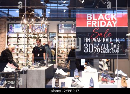 Wien, Österreich. November 2024. Menschen wählen Waren in einem Geschäft während des Black Friday Shopping in Wien, Österreich, 29. November 2024. Quelle: Han Lu/Xinhua/Alamy Live News Stockfoto