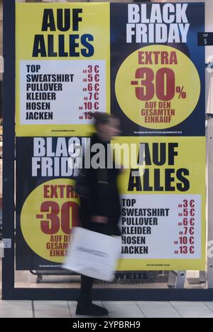 Wien. November 2024. Dieses Foto, das am 29. November 2024 aufgenommen wurde, zeigt ein Zeichen für die Verkaufsförderung am Black Friday in einem Einkaufszentrum in Wien. Quelle: Han Lu/Xinhua/Alamy Live News Stockfoto