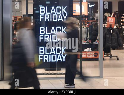 Wien, Österreich. November 2024. Die Leute gehen am 29. November 2024 in einem Einkaufszentrum in Wien vorbei an einem Schild der Verkaufsförderung am Black Friday. Quelle: Han Lu/Xinhua/Alamy Live News Stockfoto