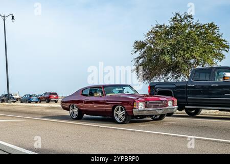 Gulfport, MS - 04. Oktober 2023: Weitwinkelansicht eines Chevrolet Chevelle SS Hardtop Coupés aus dem Jahr 1971 auf einer lokalen Autoshow. Stockfoto