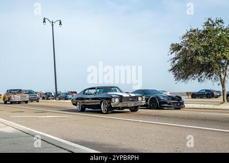 Gulfport, MS - 04. Oktober 2023: Weitwinkelansicht eines Chevrolet Chevelle SS Hardtop Coupés aus dem Jahr 1971 auf einer lokalen Autoshow. Stockfoto