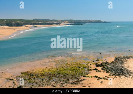 Portugal, Region Alentejo, Vila Nova de Milfontes, der Fluss Mira tritt am „Lighthouse Beach“ (Praia do Farol) in den Atlantik ein. Stockfoto