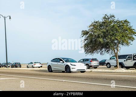 Gulfport, MS - 04. Oktober 2023: Weitwinkelansicht einer Tesla Model 3 Limousine aus dem Jahr 2022 auf einer lokalen Autoshow. Stockfoto