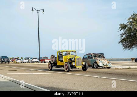 Gulfport, MS - 04. Oktober 2023: Weitwinkelansicht eines Ford Highboy Roadster-Pickups aus dem Jahr 1932 auf einer lokalen Autoshow. Stockfoto