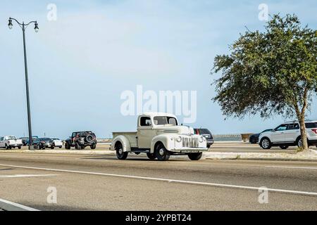 Gulfport, MS - 04. Oktober 2023: Weitwinkelansicht eines Ford F1 Half Ton Pickup Trucks aus dem Jahr 1942 auf einer lokalen Autoshow. Stockfoto